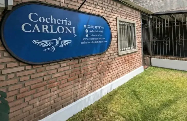 Cartel de acceso a Cochería Carloni sobre Tte. Agneta, Rosario