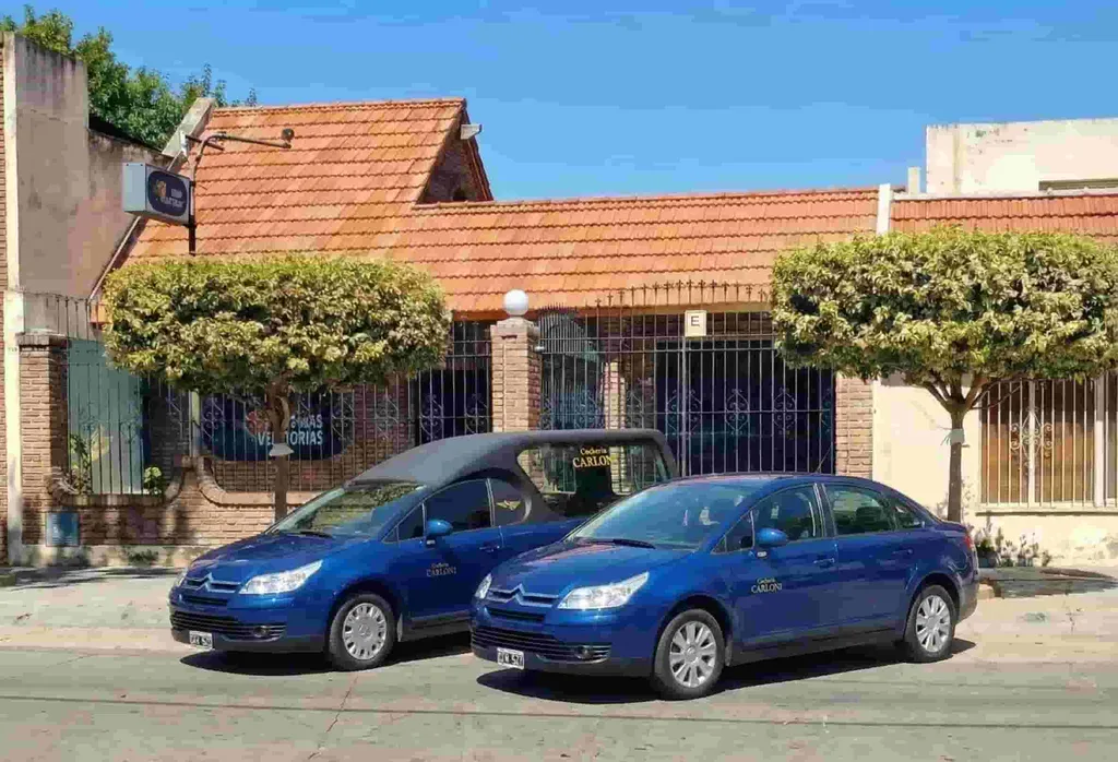 Unidades de Cochería Carloni frente a la sede en Zona Oeste, Rosario