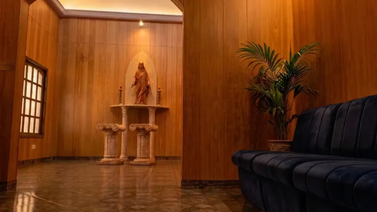 Sala velatoria con vista al altar en la sede de Cochería Carloni
