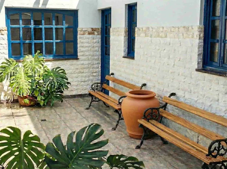 Patio interno de la sede de Cochería Carloni en Rosario