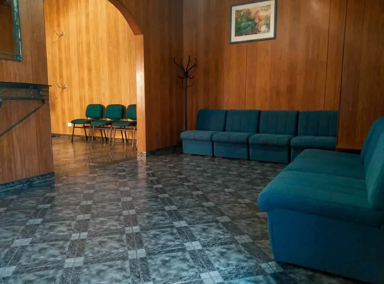 Sala de estar privada dentro de las instalaciones de Cochería Carloni